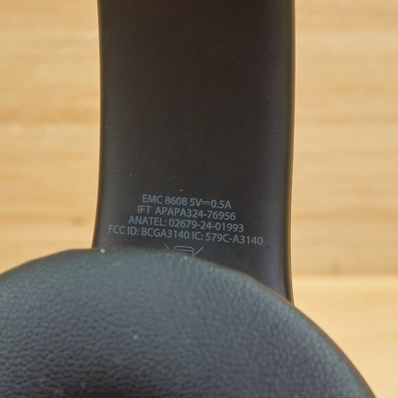 Beats Solo 4 Bluetooth Wireless On-Ear Headphones, with case - Picture 7 of 9